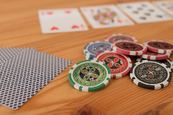 Pokerchips und Spielkarten