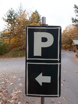 Wegweiser zum Parkplatz