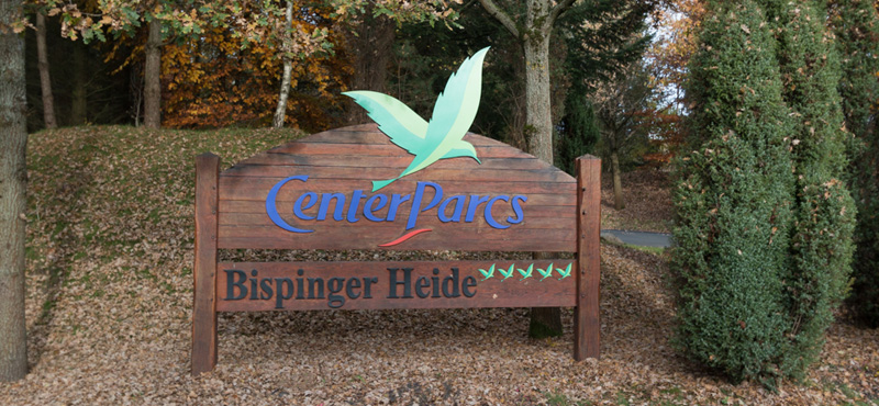 Holzschild am Eingang des Center Parcs Bispinger Heide