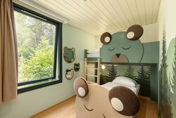 Kinderschlafzimmer mit Hochbett eines Waldtiere-Bungalows